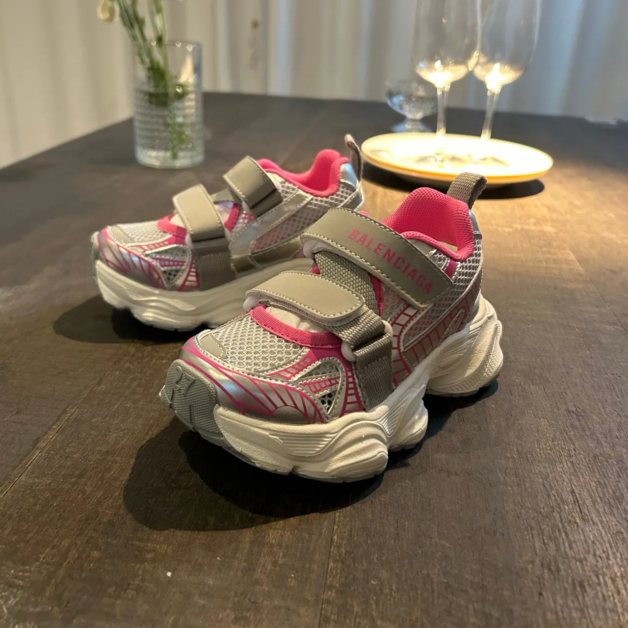 Balenciaga zapatillas blancas con suela rosa, upper de malla, chunky sneakers 21