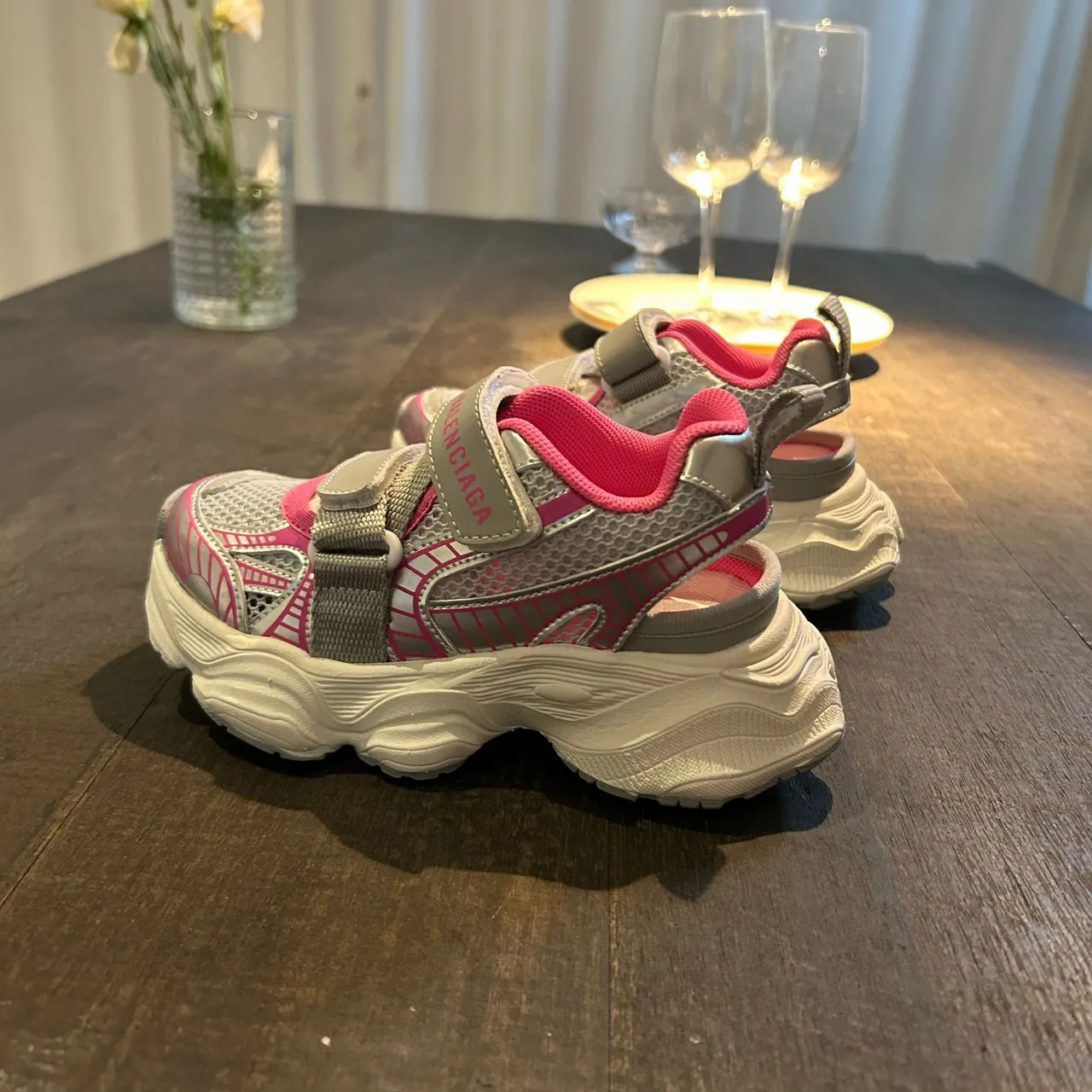 Balenciaga zapatillas blancas con suela rosa, upper de malla, chunky sneakers 22