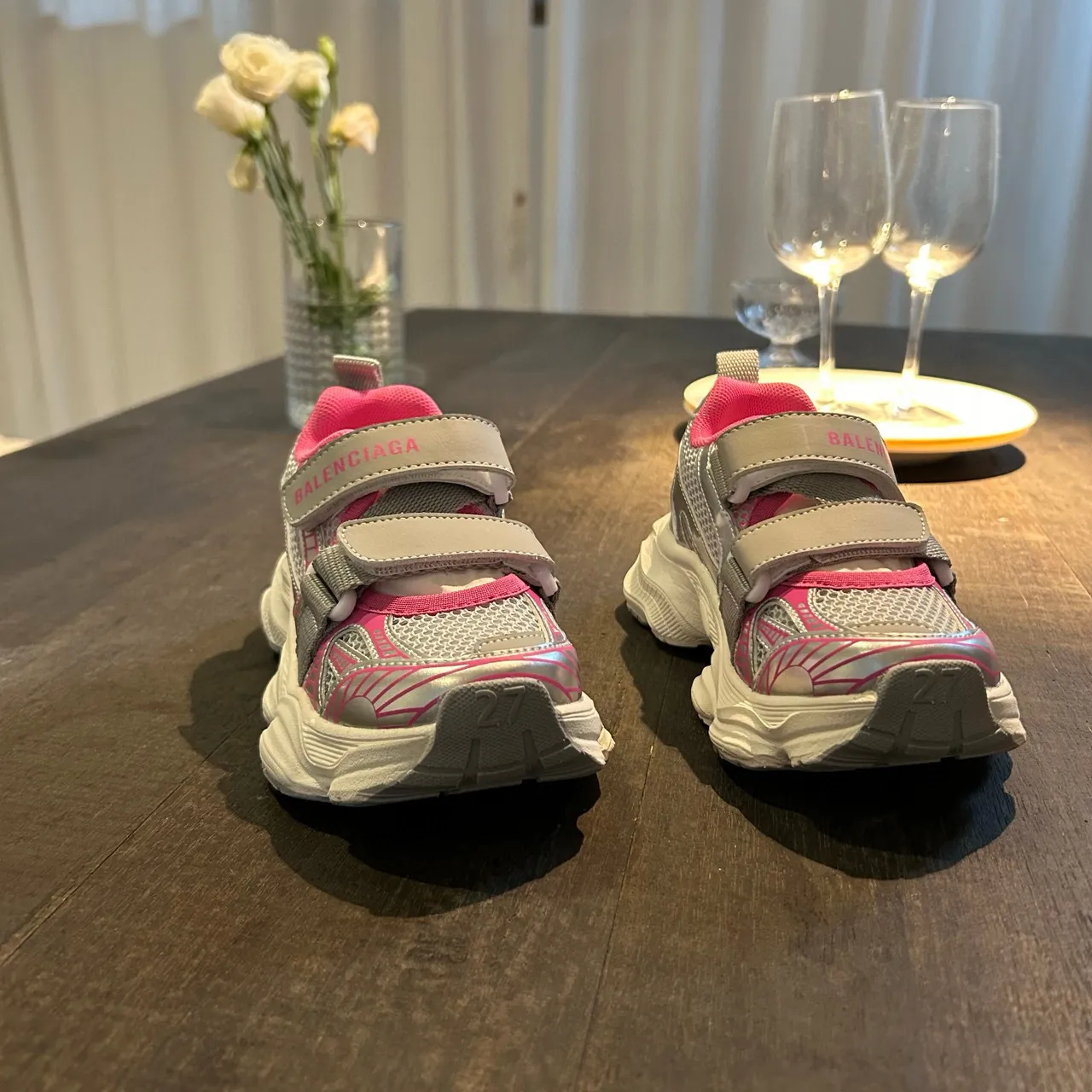 Balenciaga zapatillas blancas con suela rosa, upper de malla, chunky sneakers 23