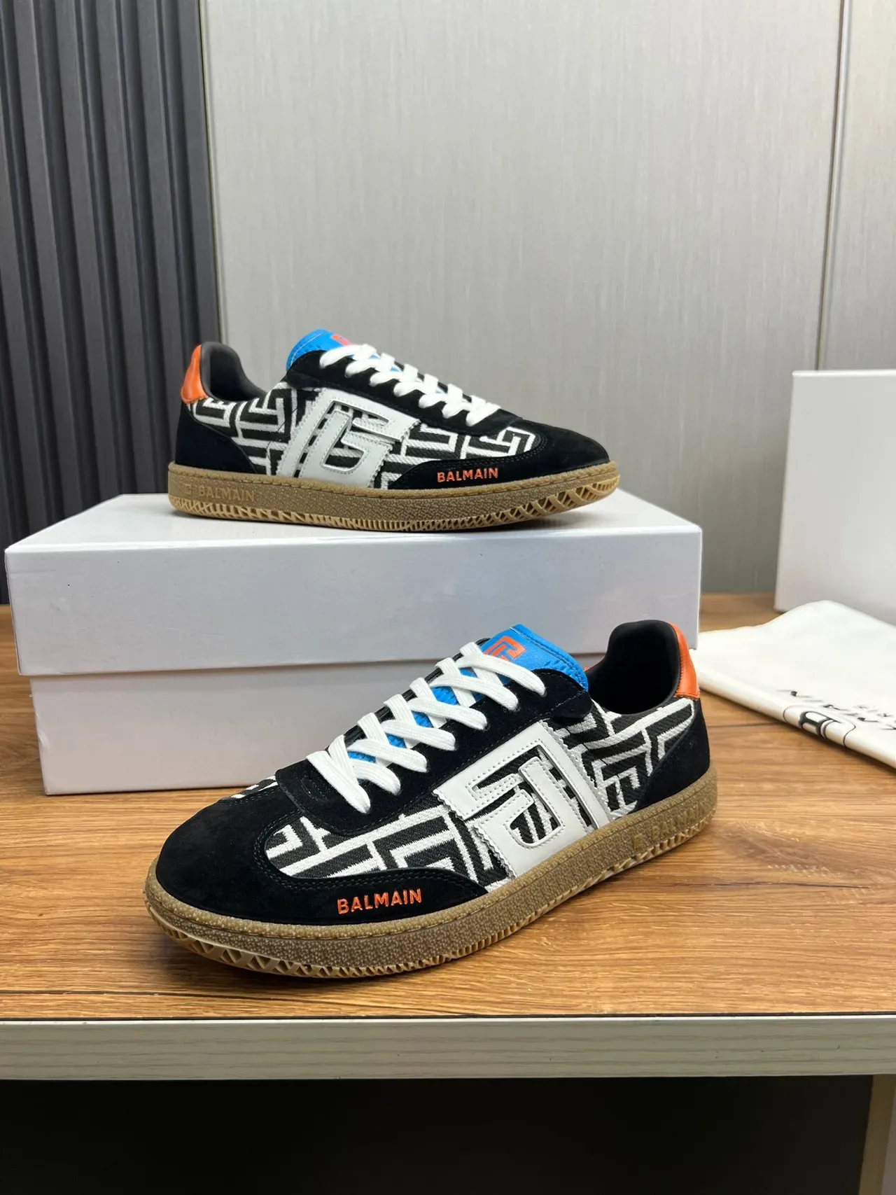 Balmain B-Court Monogram काला सफेद नारंगी गम लाइफस्टाइल स्नीकर 2