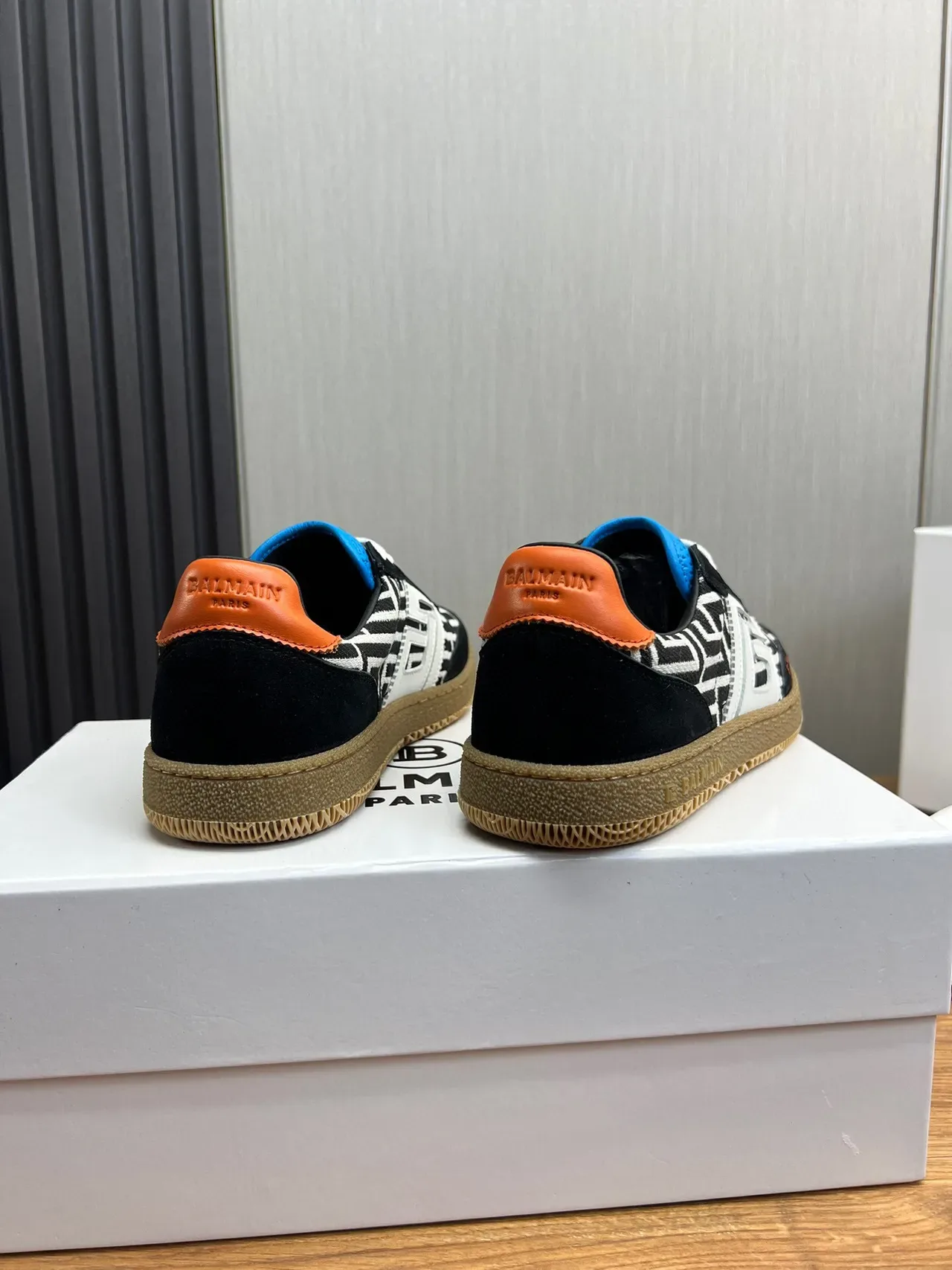 Balmain B-Court Monogram काला सफेद नारंगी गम लाइफस्टाइल स्नीकर 3