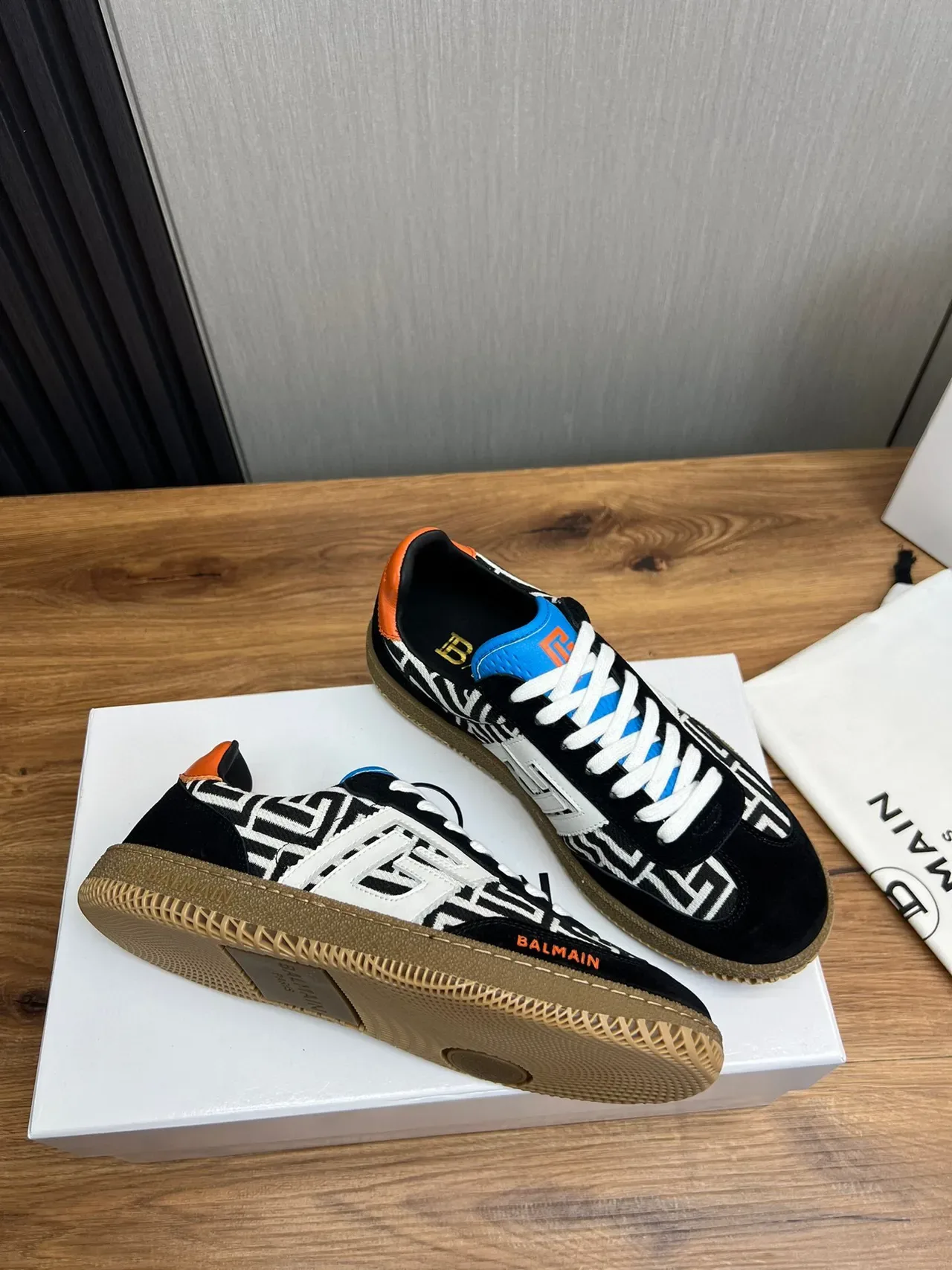 Balmain B-Court Monogram काला सफेद नारंगी गम लाइफस्टाइल स्नीकर 4