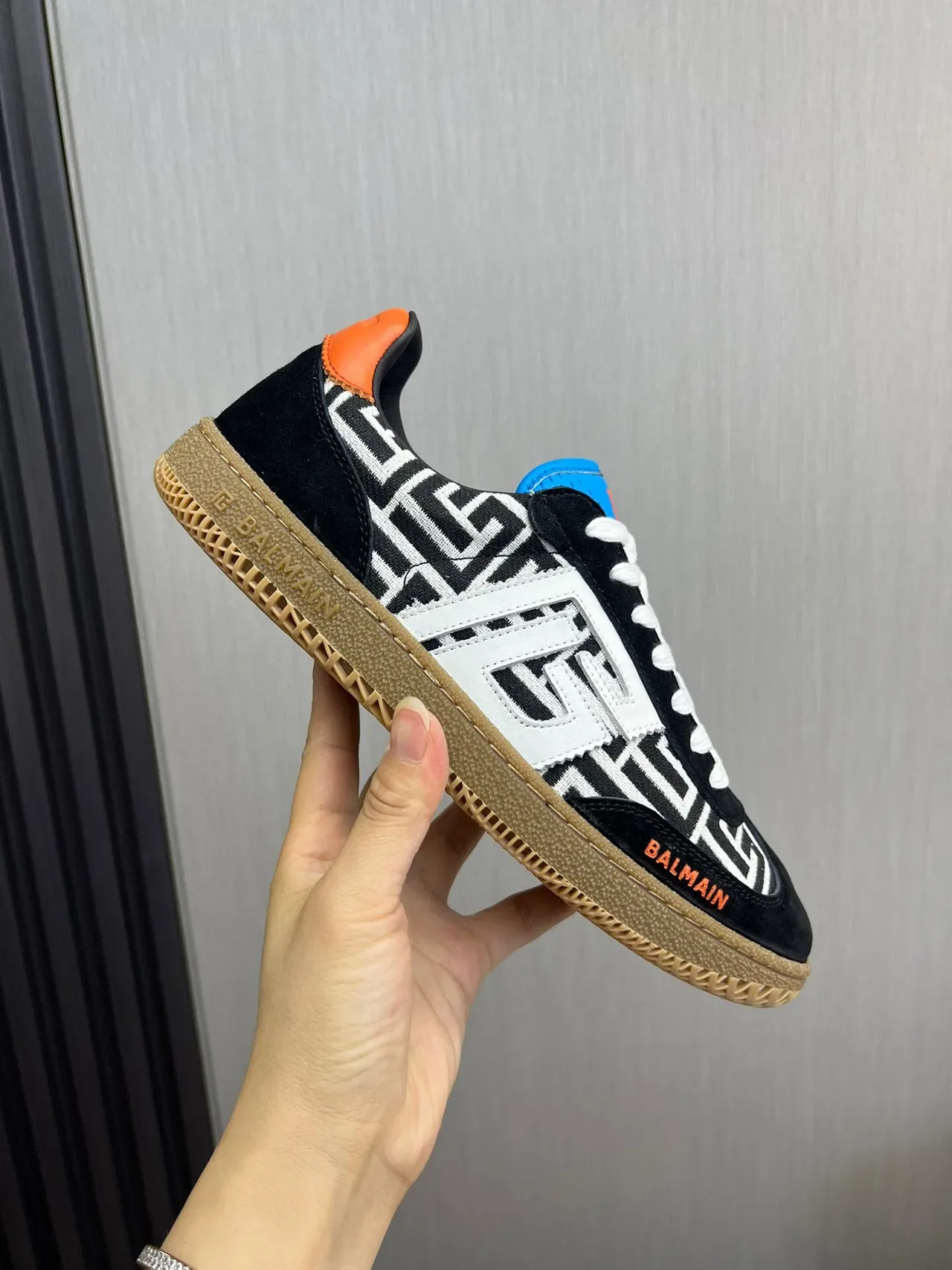 Balmain B-Court Monogram काला सफेद नारंगी गम लाइफस्टाइल स्नीकर 5