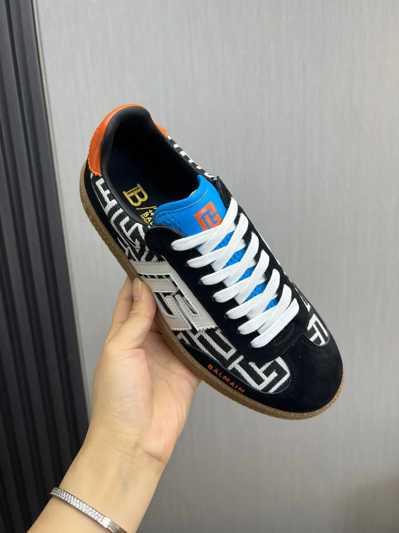 Balmain B-Court Monogram काला सफेद नारंगी गम लाइफस्टाइल स्नीकर 6