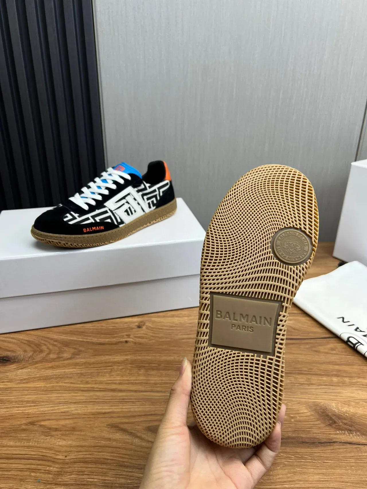 Balmain B-Court Monogram काला सफेद नारंगी गम लाइफस्टाइल स्नीकर 7