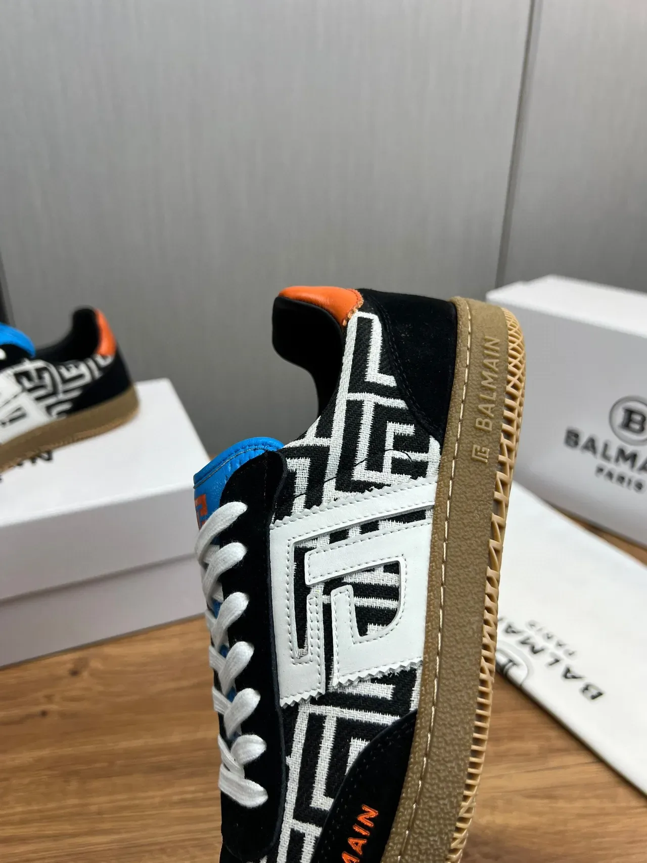 Balmain B-Court Monogram काला सफेद नारंगी गम लाइफस्टाइल स्नीकर 8