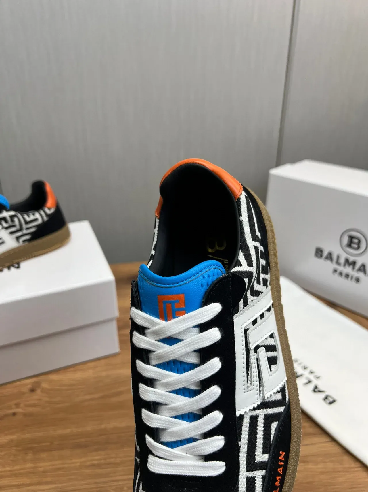 Balmain B-Court Monogram काला सफेद नारंगी गम लाइफस्टाइल स्नीकर 9