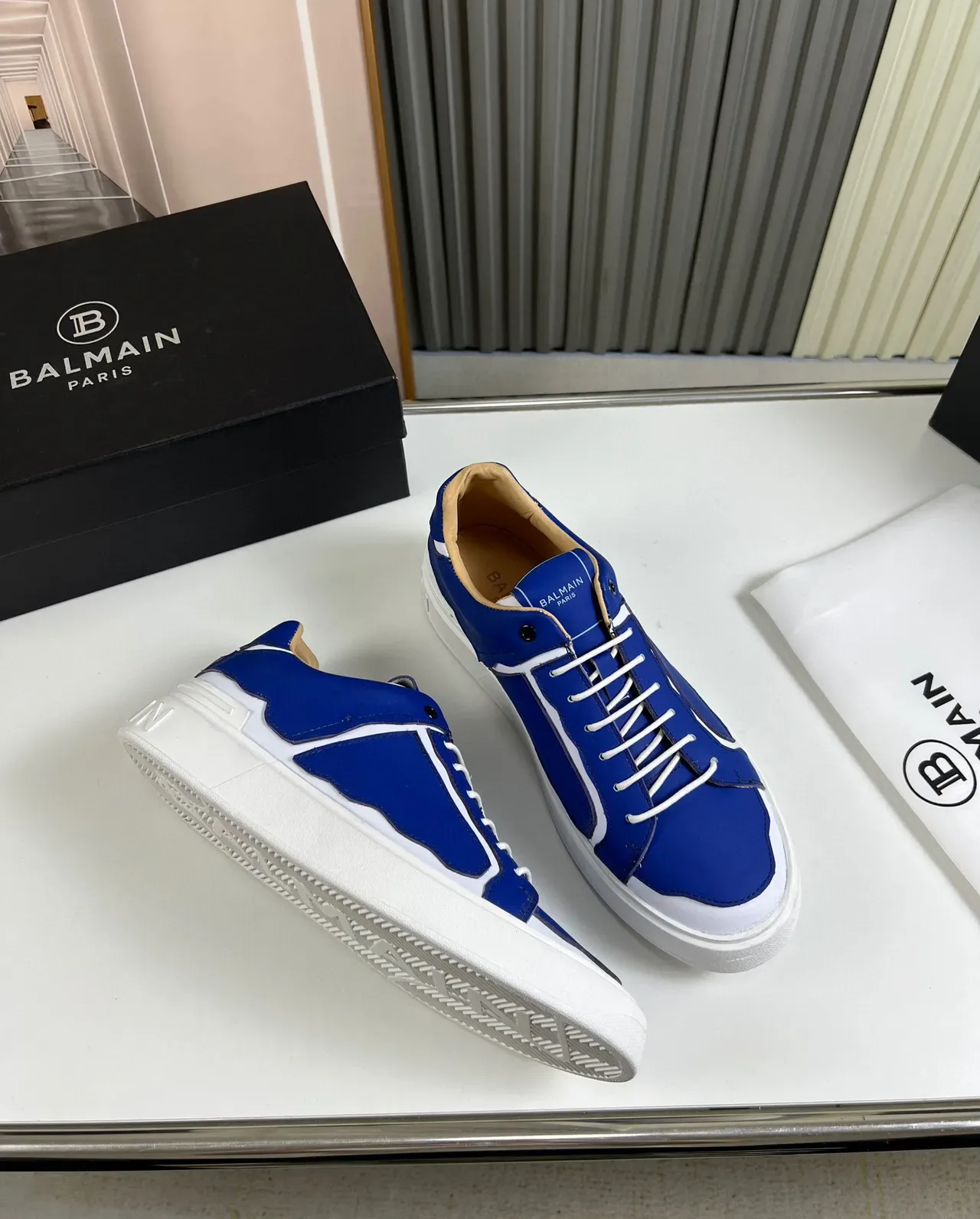 Balmain Tênis Lifestyle Azul Branco Low-Top de Couro com Painéis 5