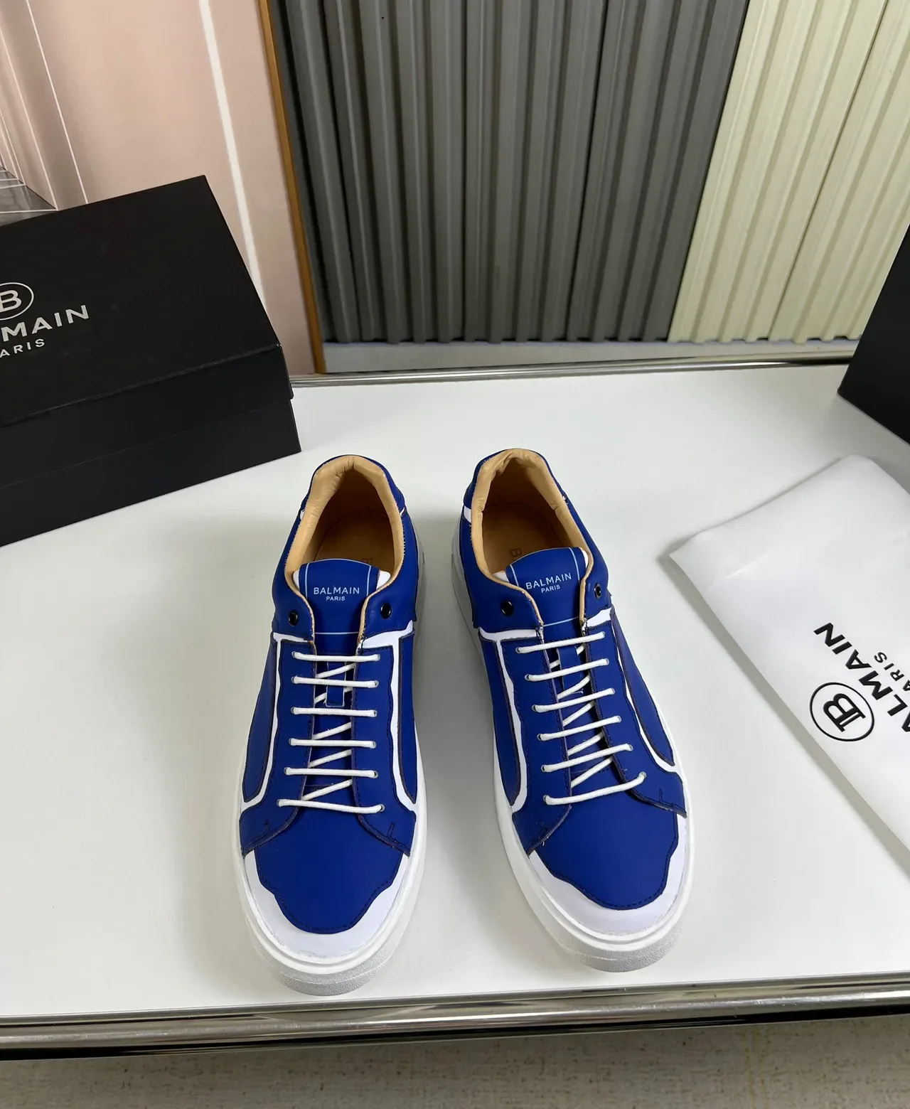 Balmain Tênis Lifestyle Azul Branco Low-Top de Couro com Painéis 9
