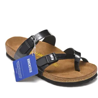 Birkenstock Arizona चमकदार काला पैटेंट कैजुअल सैंडल्स