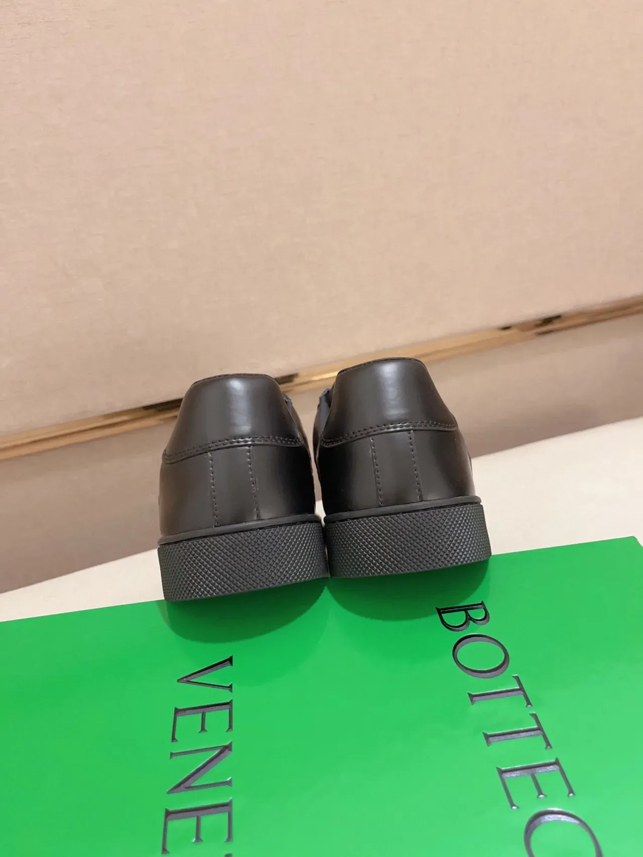 Bottega Veneta Cassette काला Intrecciato बुना चमड़ा लाइफस्टाइल स्नीकर 8