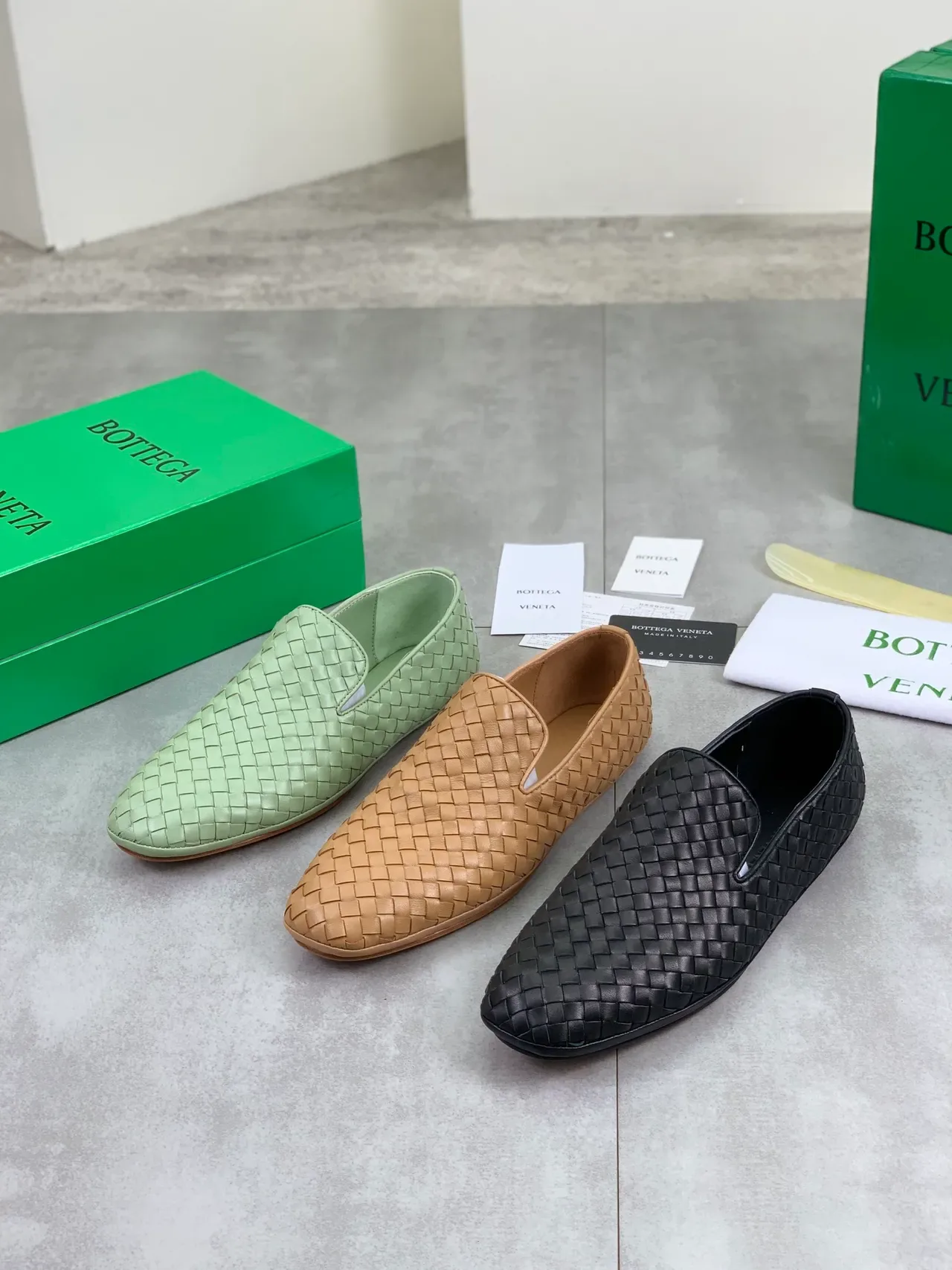 Bottega Veneta Verde Beige Cuero Intrecciato Slip-On Mocasín 2