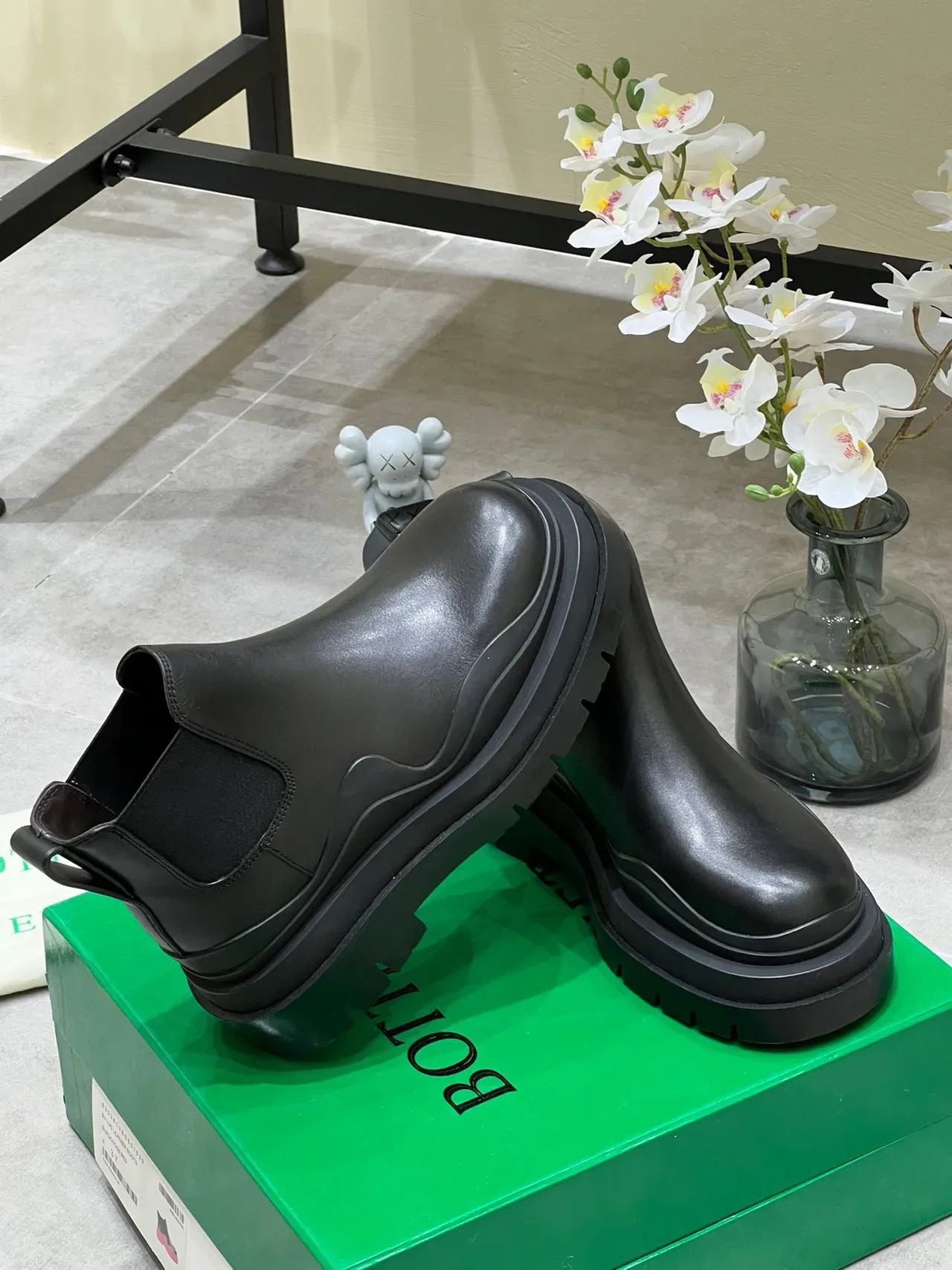 Bottega Veneta Le Cagole Bottes Chelsea en cuir noir 2