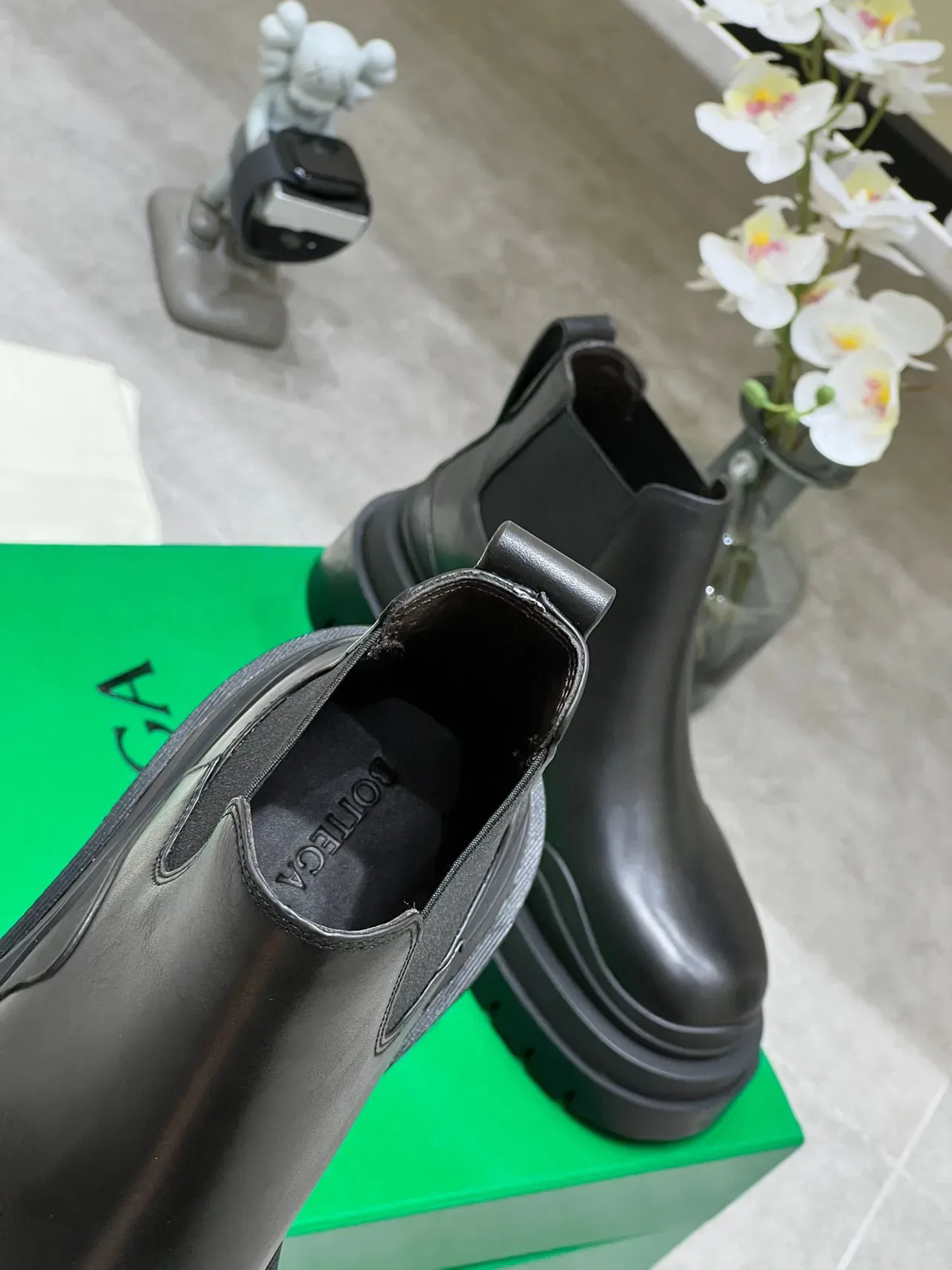 Bottega Veneta Le Cagole Bottes Chelsea en cuir noir 3
