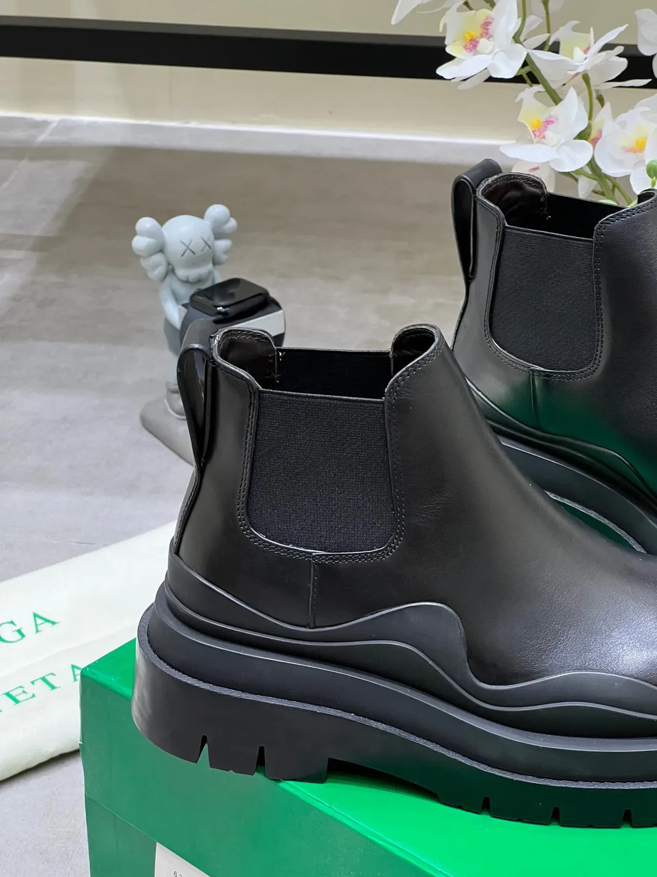Bottega Veneta Le Cagole Bottes Chelsea en cuir noir 4
