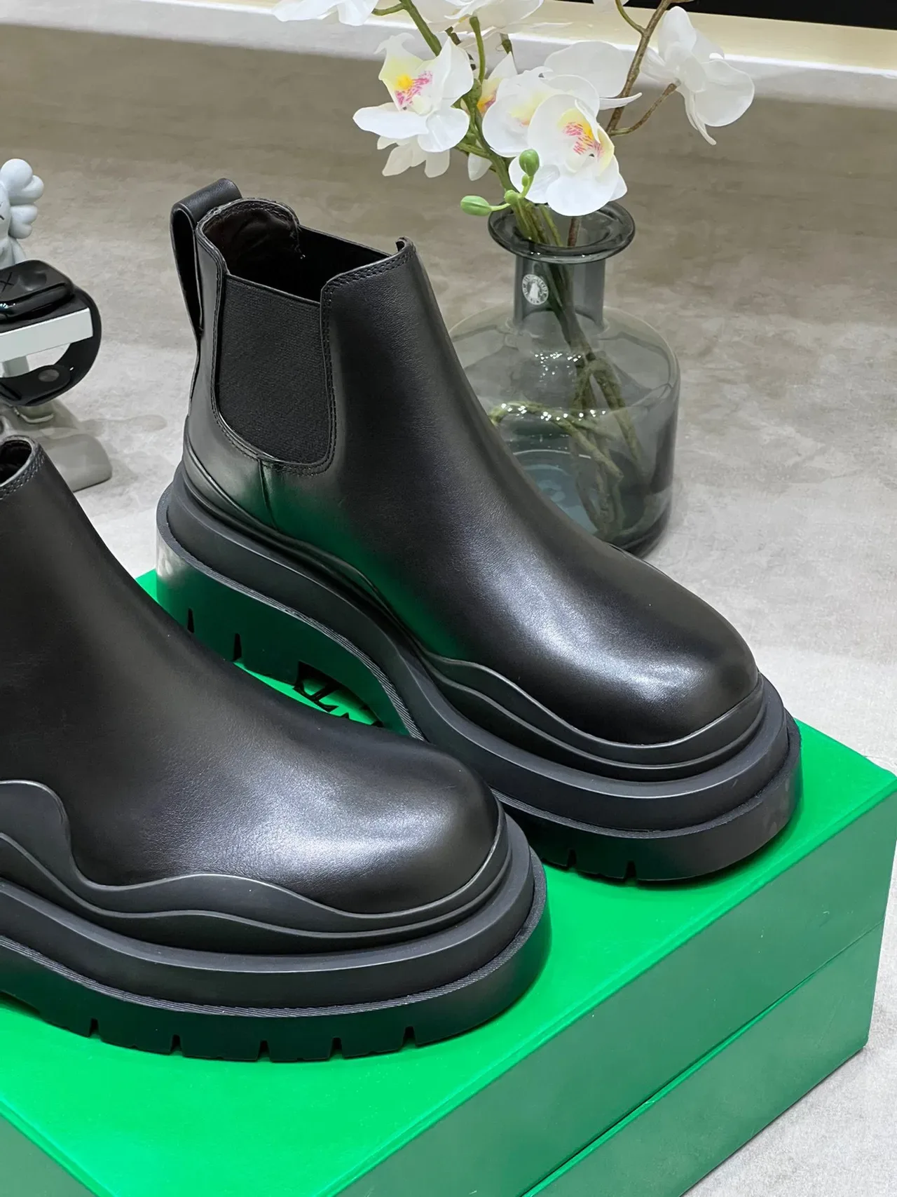 Bottega Veneta Le Cagole Bottes Chelsea en cuir noir 5