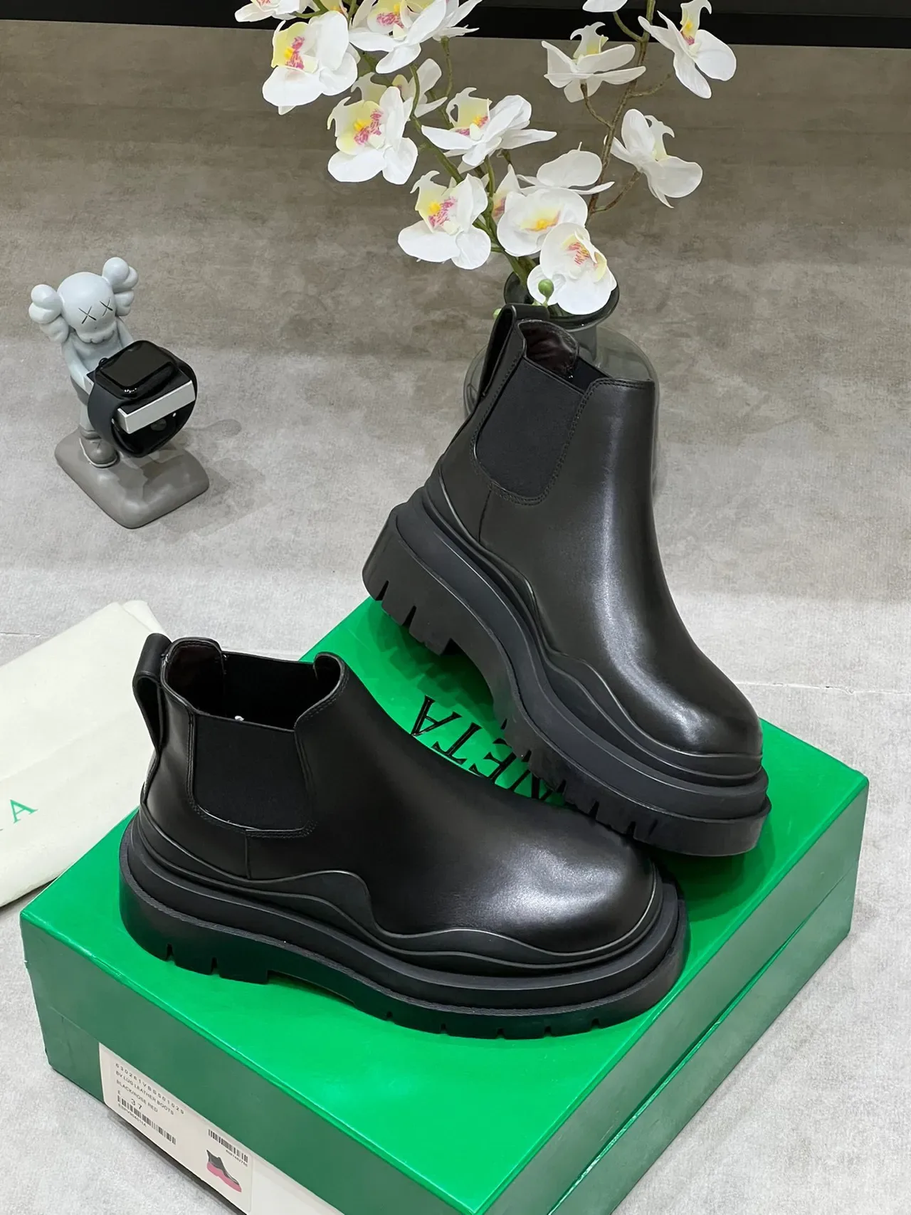 Bottega Veneta Le Cagole Bottes Chelsea en cuir noir 7