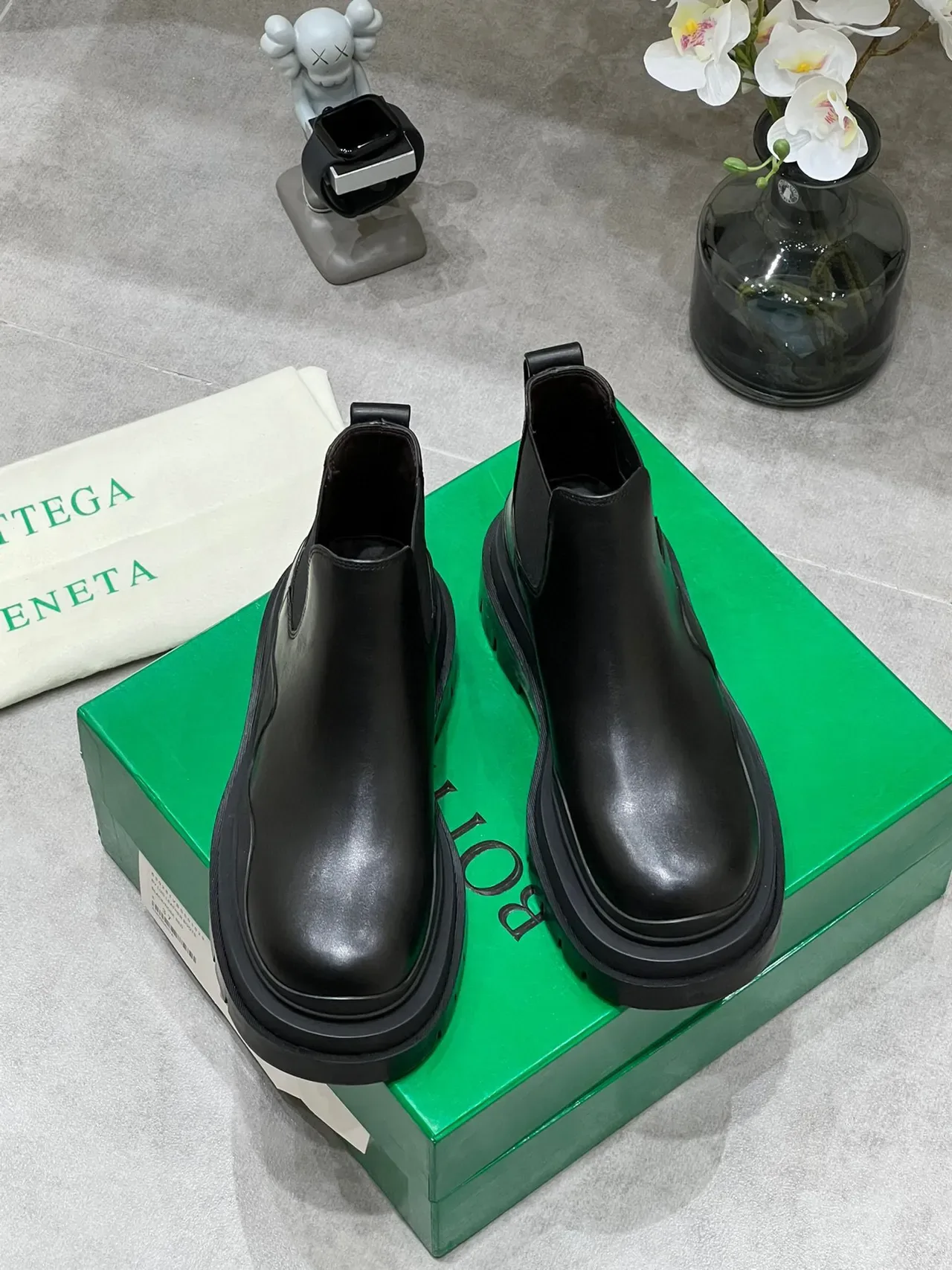 Bottega Veneta Le Cagole Bottes Chelsea en cuir noir 8