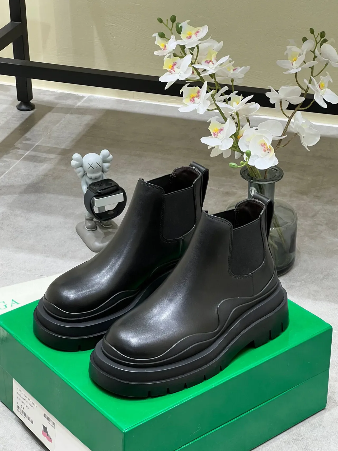 Bottega Veneta Le Cagole Bottes Chelsea en cuir noir 9