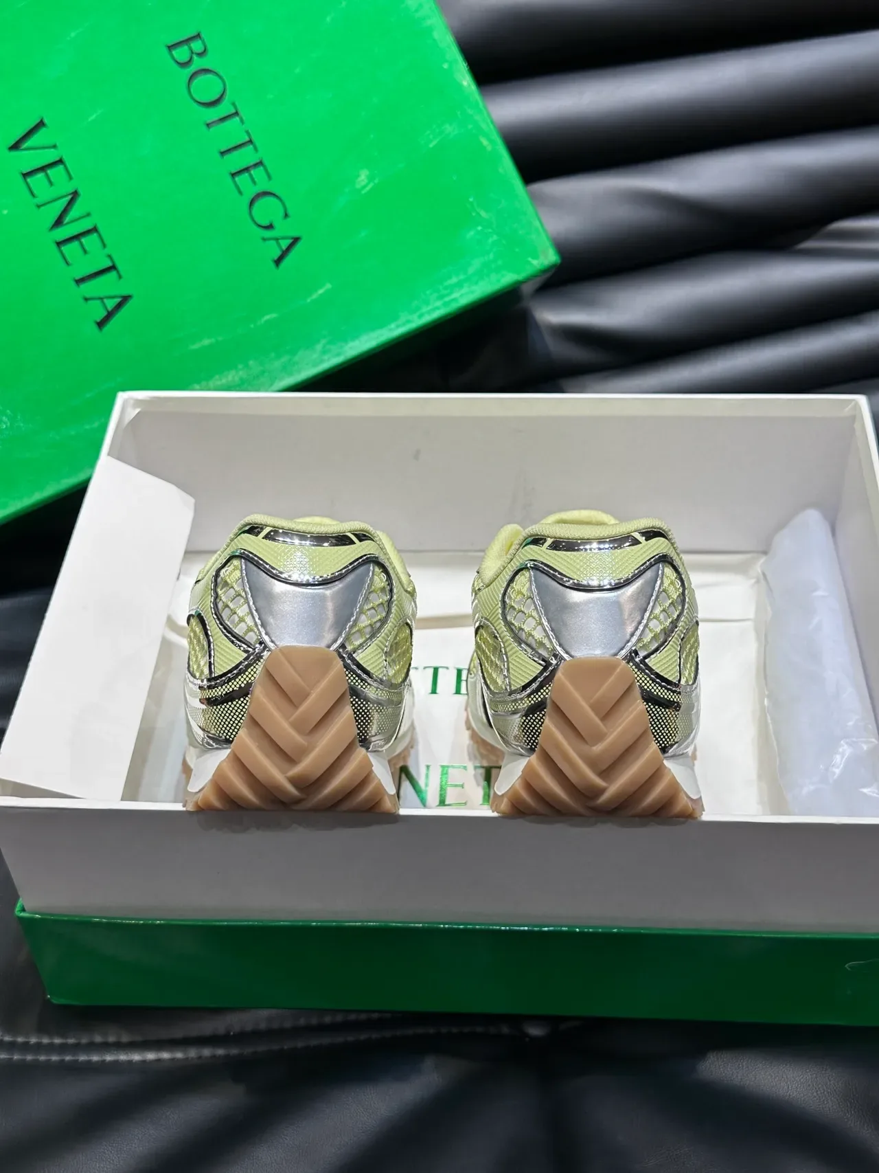 Bottega Veneta হলুদ রূপালি জালি উপর মেটালিক ওভারলে লাইফস্টাইল স্নিকার্স 4