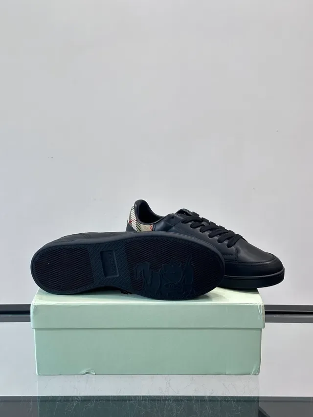 Burberry Tênis Lifestyle de Couro Preto e Bege com aba de calcanhar House Check 2