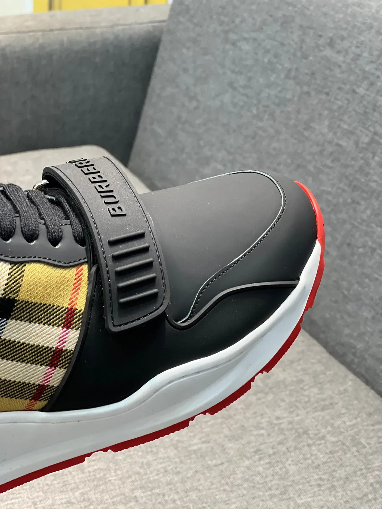 Burberry काला लाल लो-टॉप चेक-पैनल एक्सेंट चंकी स्नीकर 3