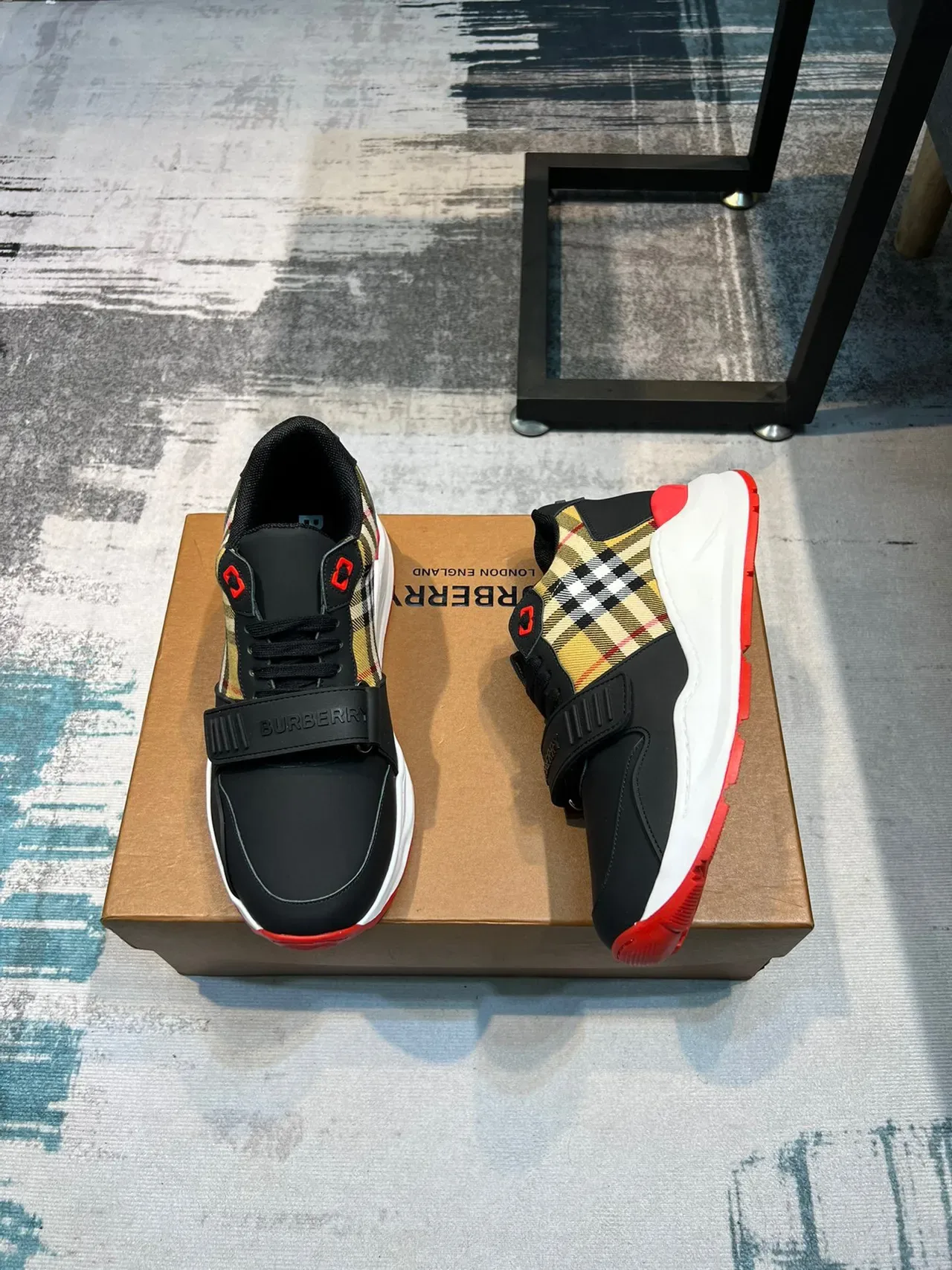 Burberry काला लाल लो-टॉप चेक-पैनल एक्सेंट चंकी स्नीकर 4