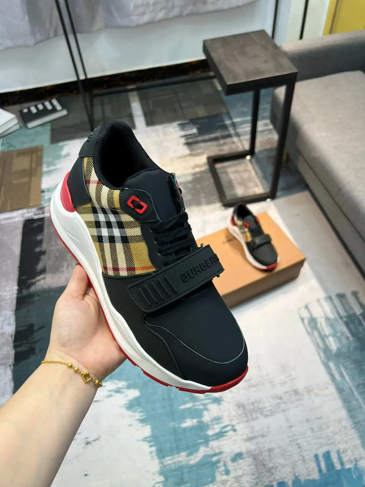 Burberry काला लाल लो-टॉप चेक-पैनल एक्सेंट चंकी स्नीकर 6
