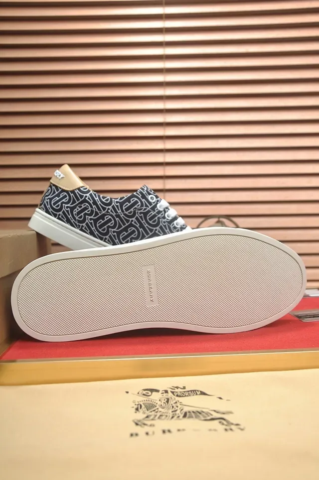 Burberry Zapatillas Negras y Blancas con Estampado Monograma Upper Low-Top Lifestyle 2