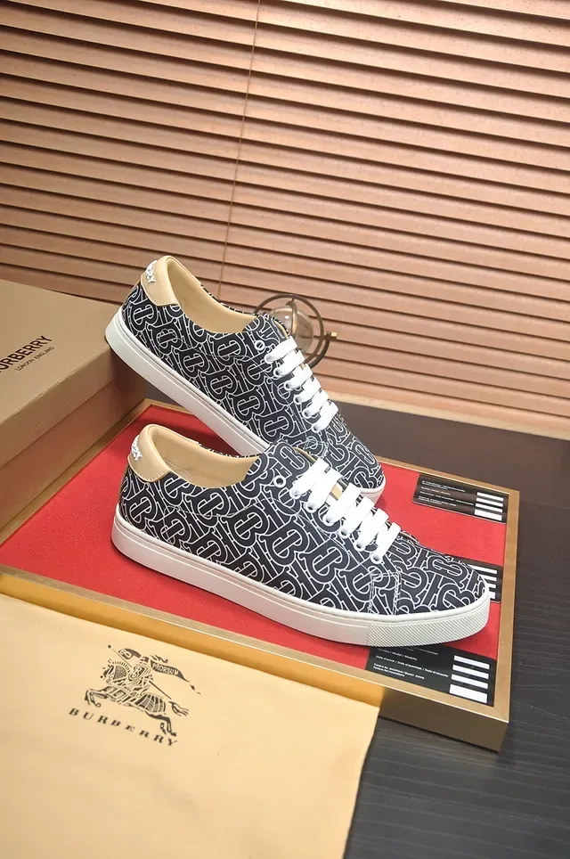 Burberry Zapatillas Negras y Blancas con Estampado Monograma Upper Low-Top Lifestyle 3