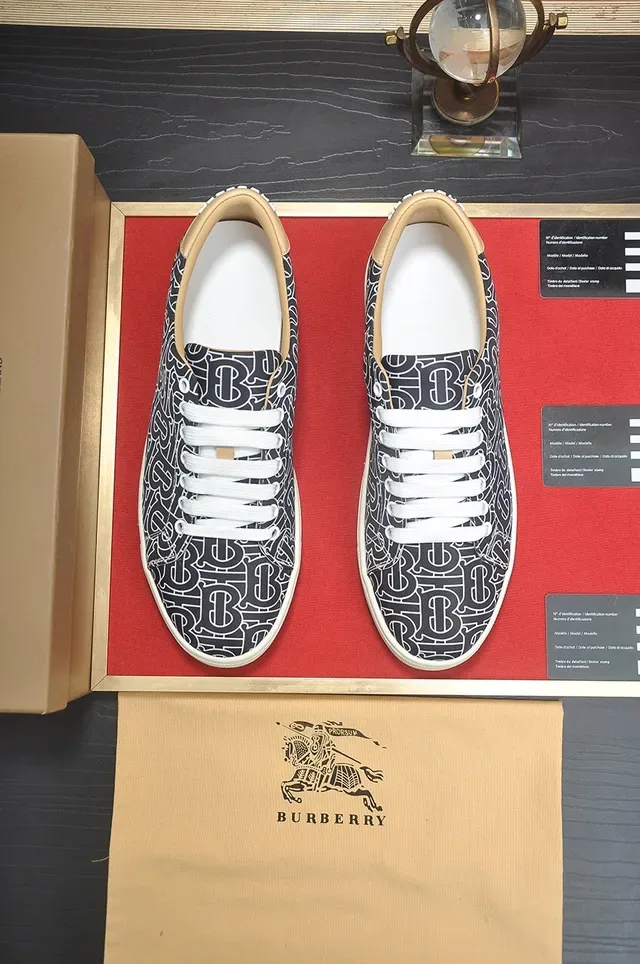 Burberry Zapatillas Negras y Blancas con Estampado Monograma Upper Low-Top Lifestyle 4