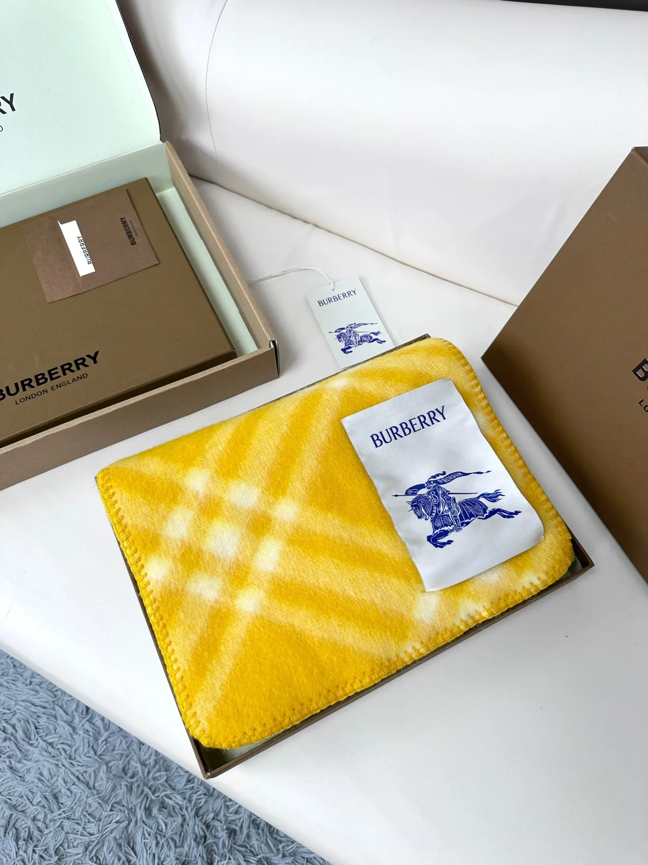 Burberry চেক প্যাটার্ন হলুদ ক্যাশমির স্কার্ফ 6