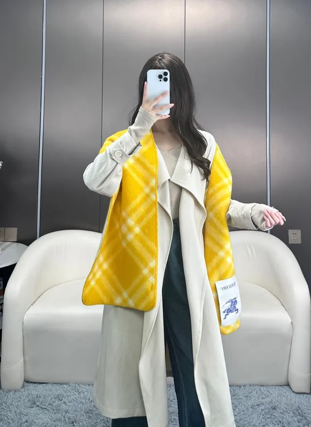 Burberry চেক প্যাটার্ন হলুদ ক্যাশমির স্কার্ফ 8
