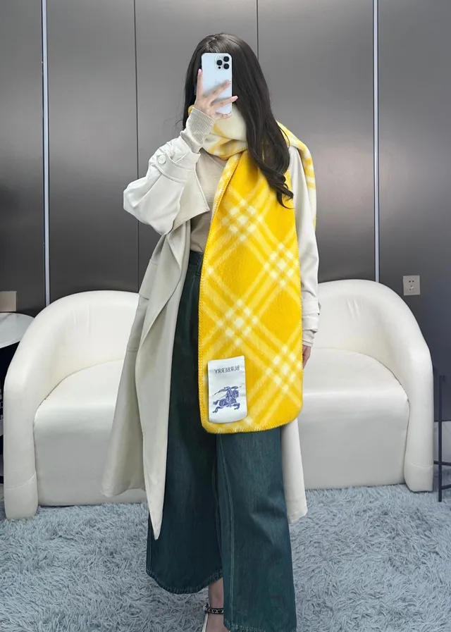 Burberry চেক প্যাটার্ন হলুদ ক্যাশমির স্কার্ফ 9