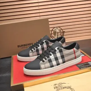Burberry شيك أسود وبيج أحذية رياضية