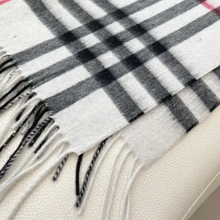 Burberry ক্লাসিক চেক ক্যাশমির স্কার্ফ