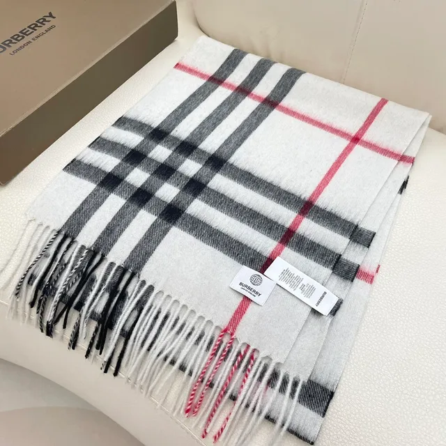 Burberry ক্লাসিক চেক ক্যাশমির স্কার্ফ 4