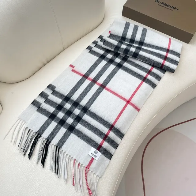Burberry ক্লাসিক চেক ক্যাশমির স্কার্ফ 5