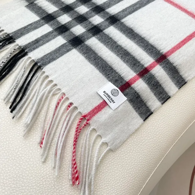 Burberry ক্লাসিক চেক ক্যাশমির স্কার্ফ 8