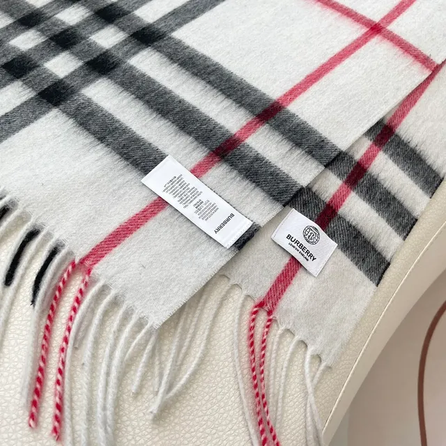 Burberry ক্লাসিক চেক ক্যাশমির স্কার্ফ 9