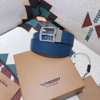 Burberry Knight Ceinture en cuir bleu embossé check