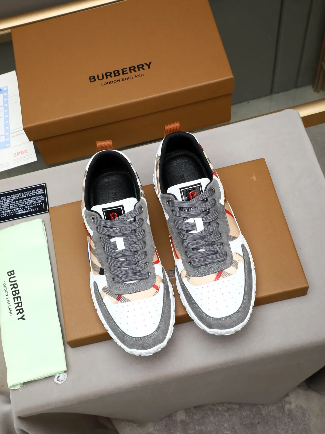 Burberry Knight أحذية رياضية بانيلات مربعات سولا منحوتة كثيفة 3