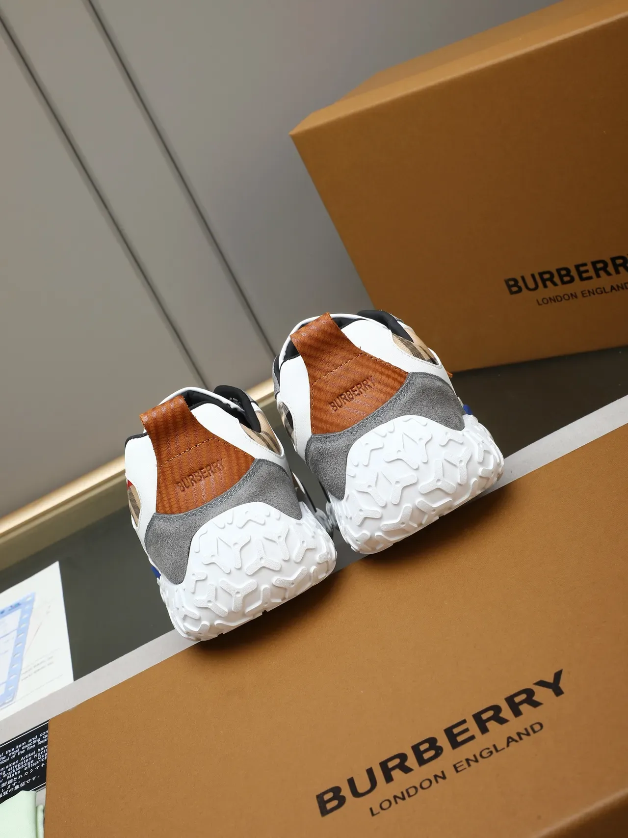 Burberry Knight أحذية رياضية بانيلات مربعات سولا منحوتة كثيفة 4