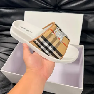 Burberry Knight Check نعال مع حزام