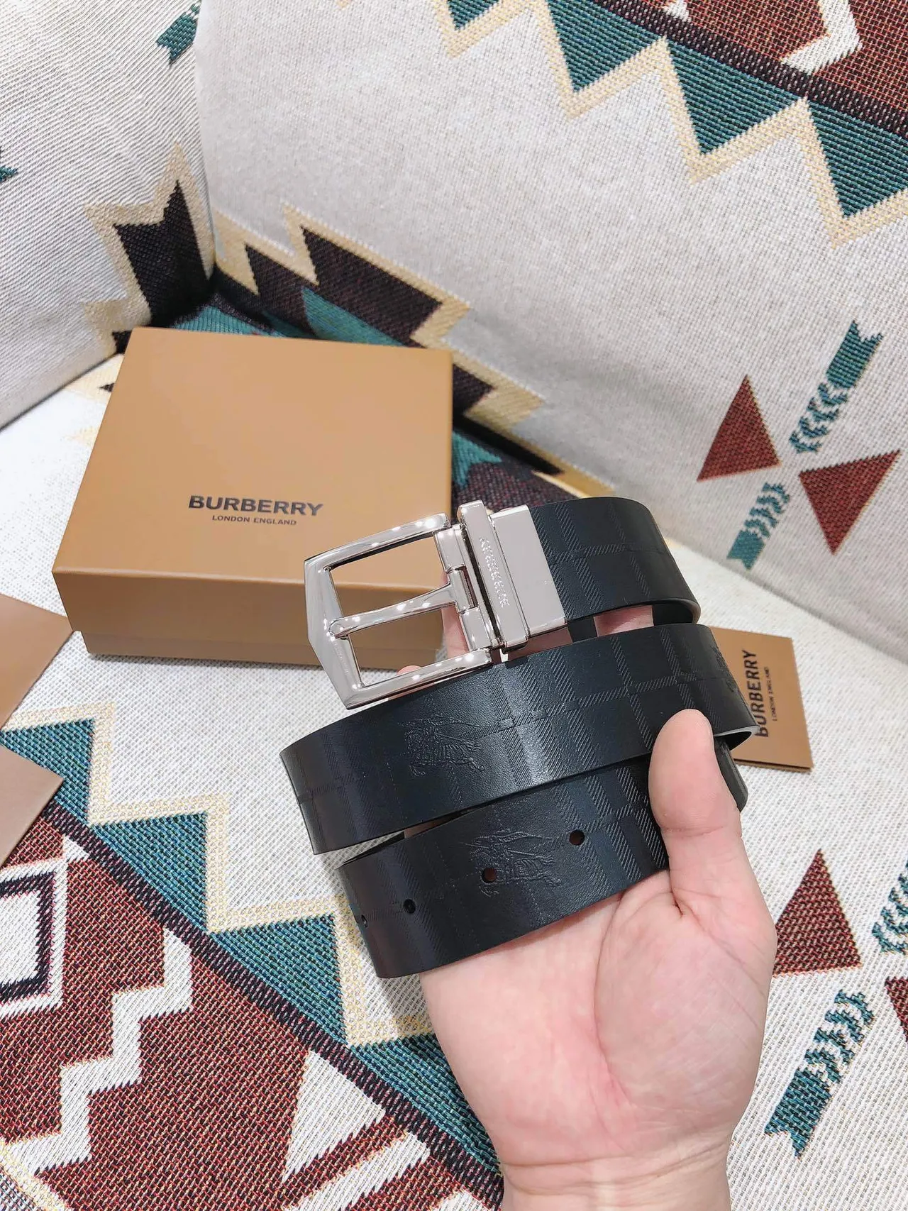 Burberry Knight حزام جلد أسود قابل للعكس 4