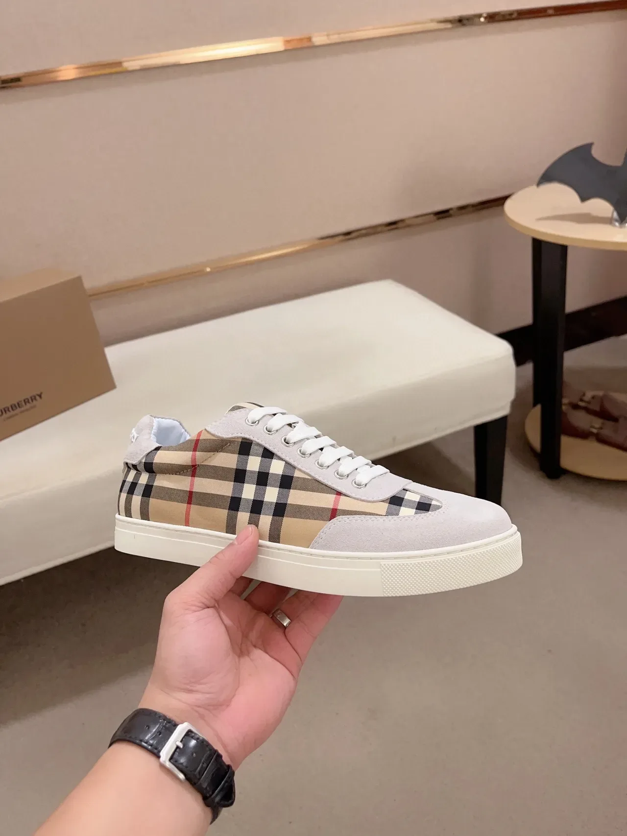 Burberry Lifestyle Tênis Beige Gray Low-Top Camurça e Painel Xadrez Tênis Lifestyle 4