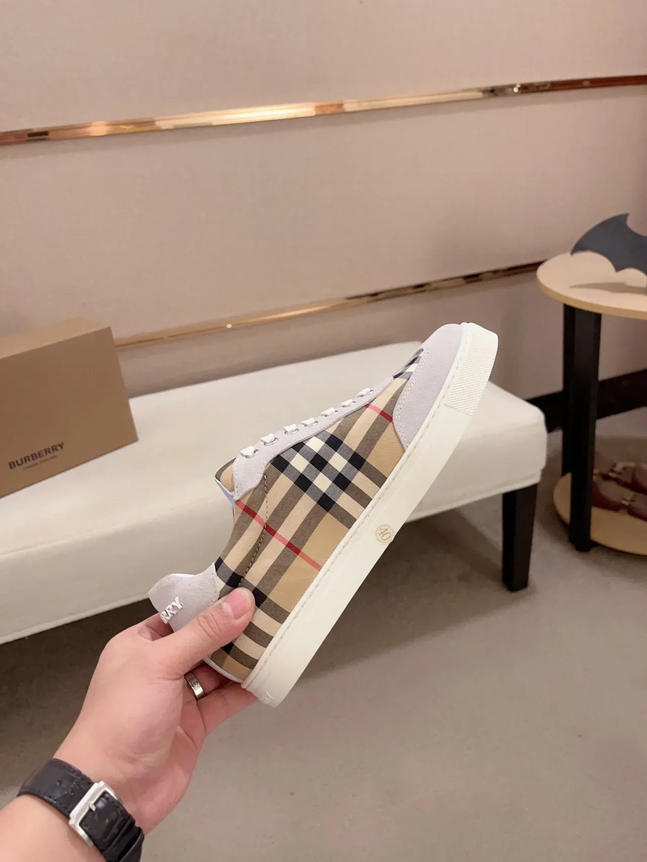 Burberry Lifestyle Tênis Beige Gray Low-Top Camurça e Painel Xadrez Tênis Lifestyle 5