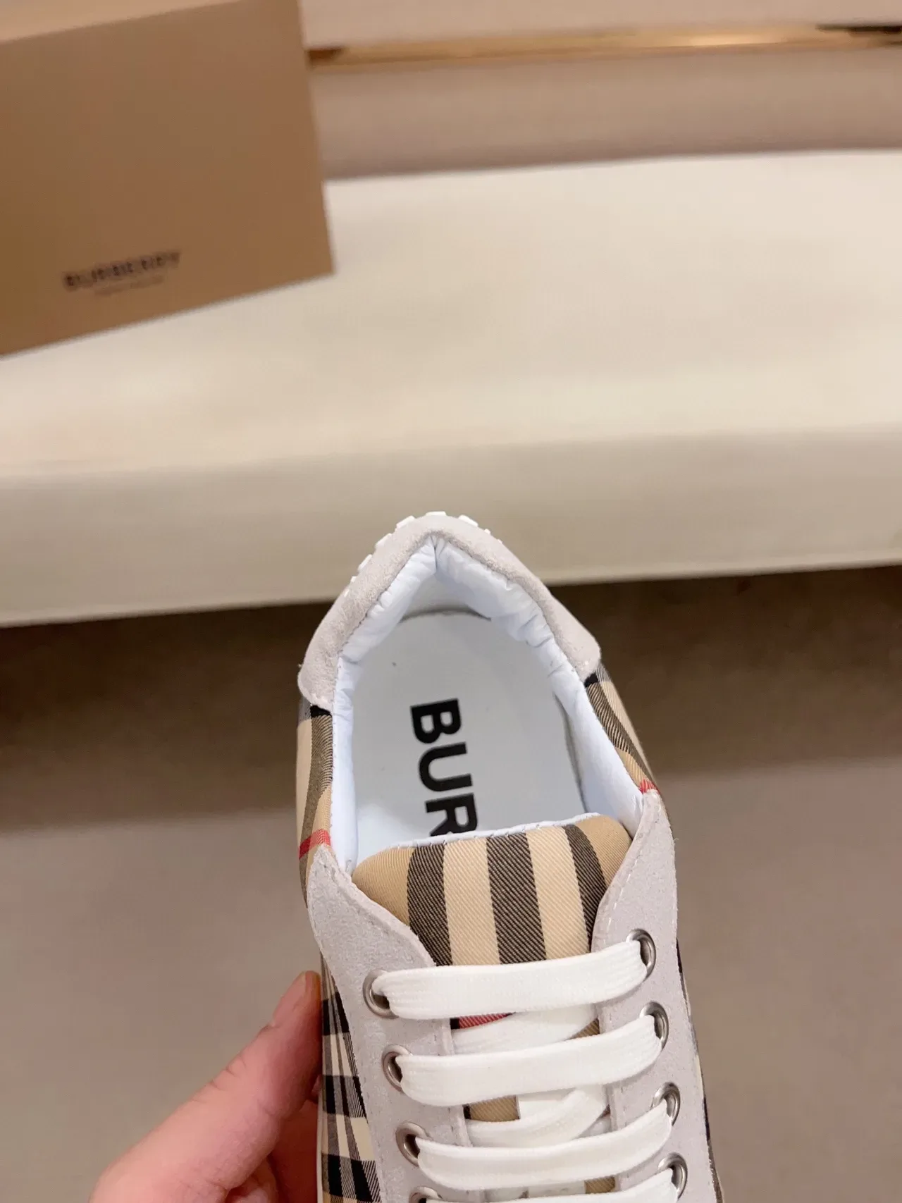 Burberry Lifestyle Tênis Beige Gray Low-Top Camurça e Painel Xadrez Tênis Lifestyle 6