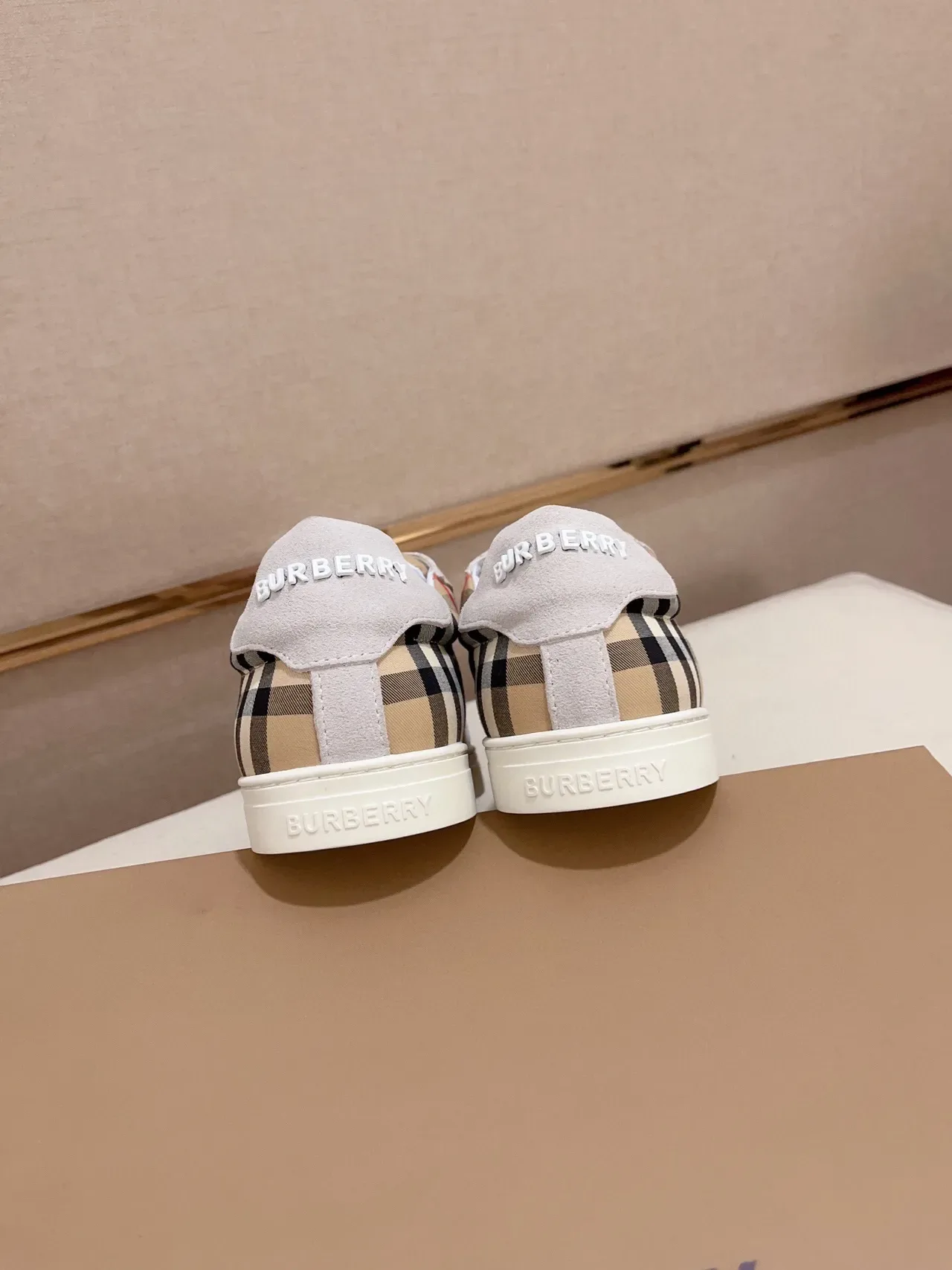 Burberry Lifestyle Tênis Beige Gray Low-Top Camurça e Painel Xadrez Tênis Lifestyle 8