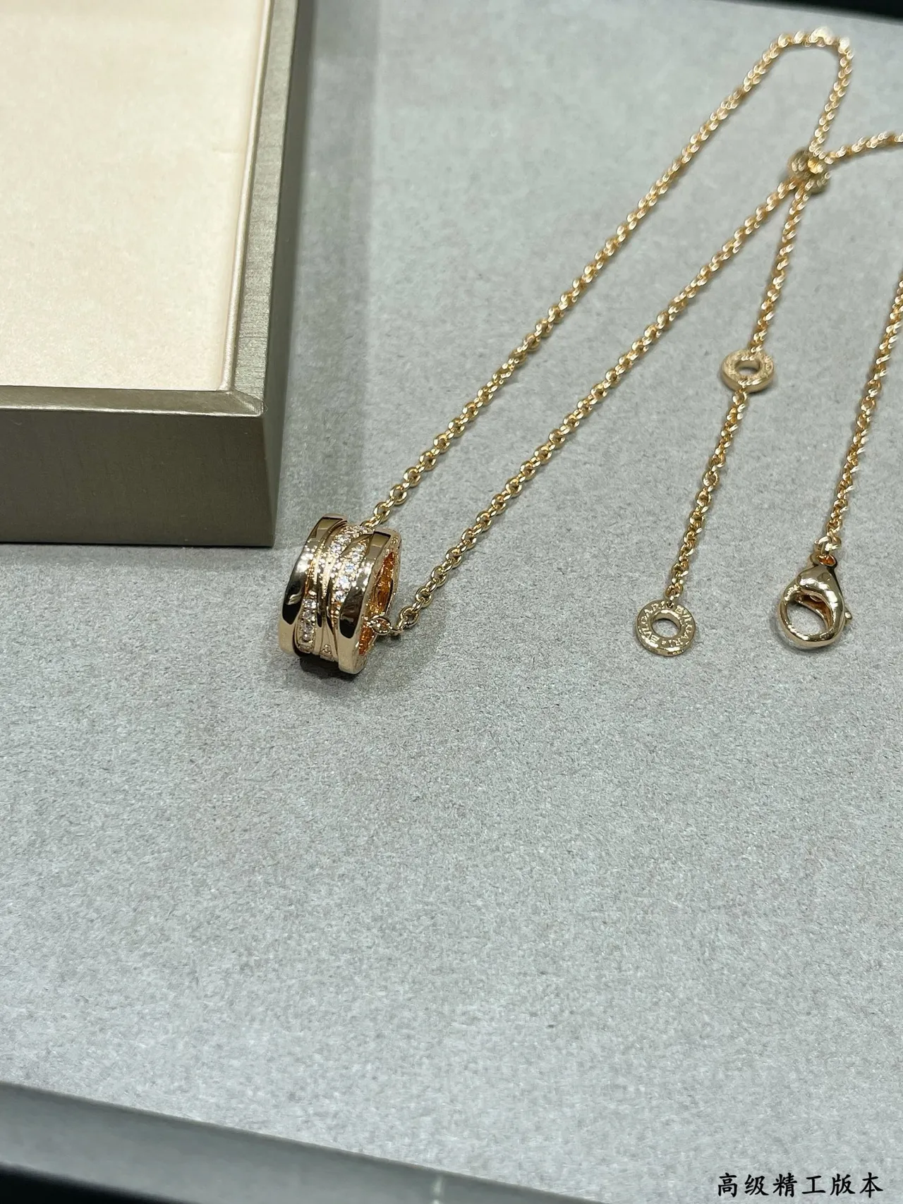 Bvlgari B.zero1 बहु-बैंड हीरे और रत्न पेंडेंट नेकलेस 9